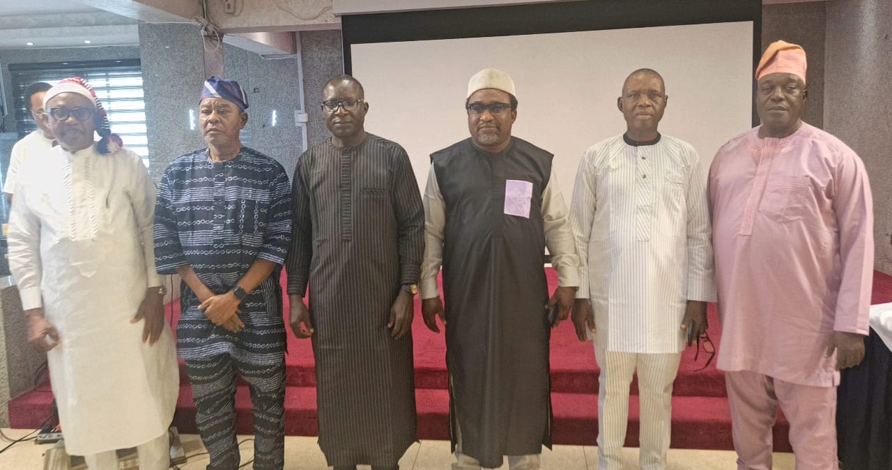 CHANGE OF BATON AT LEAGUE OF MARITIME EDITORS; ITIE HANDS OVER TO KUMUYI